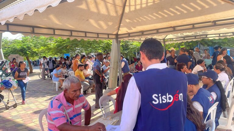 Funcionarios del Sisbén atienden a ciudadanos en jornada de servicios realizada en espacio público.