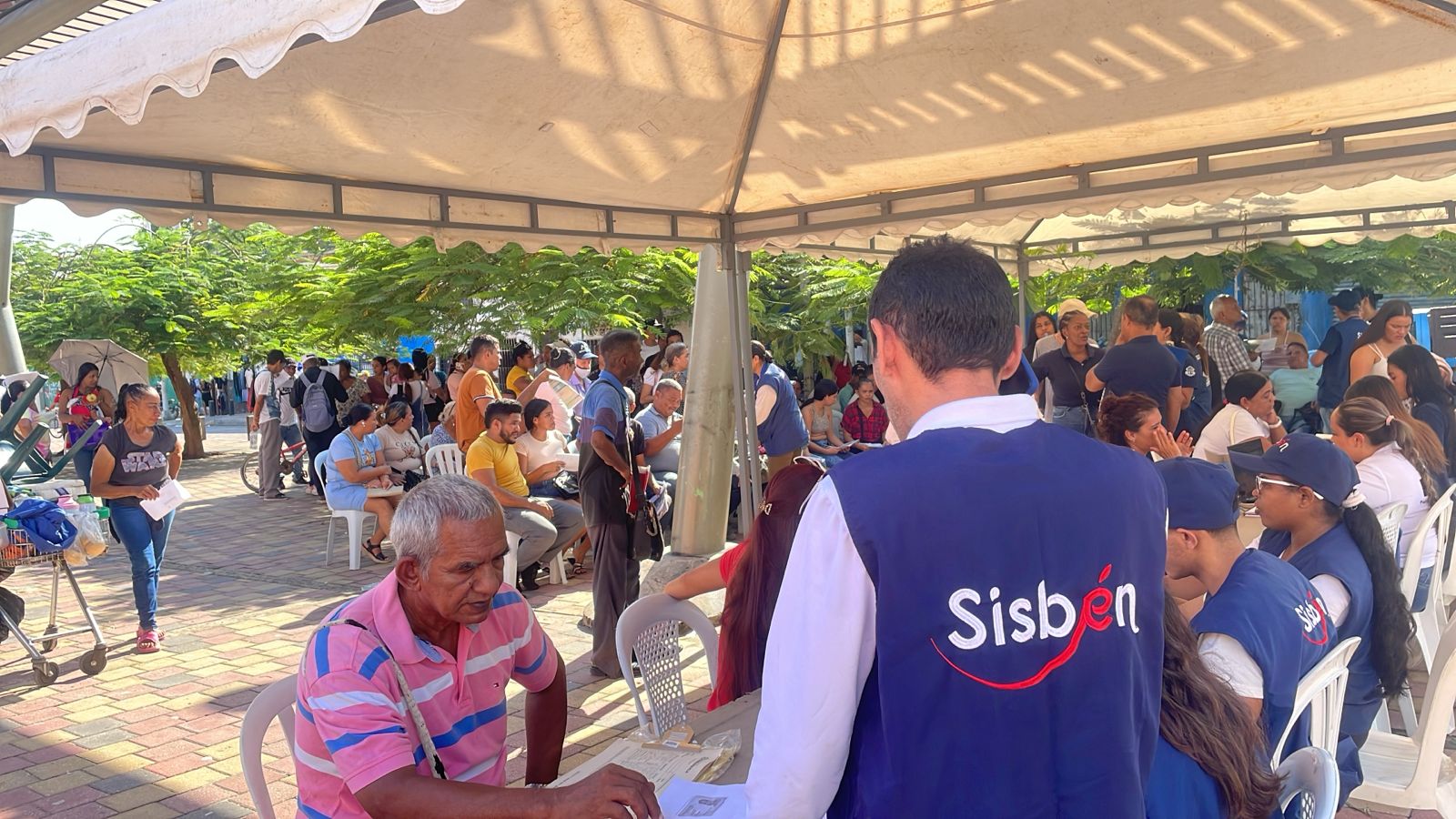 Funcionarios del Sisbén atienden a ciudadanos en jornada de servicios realizada en espacio público.
