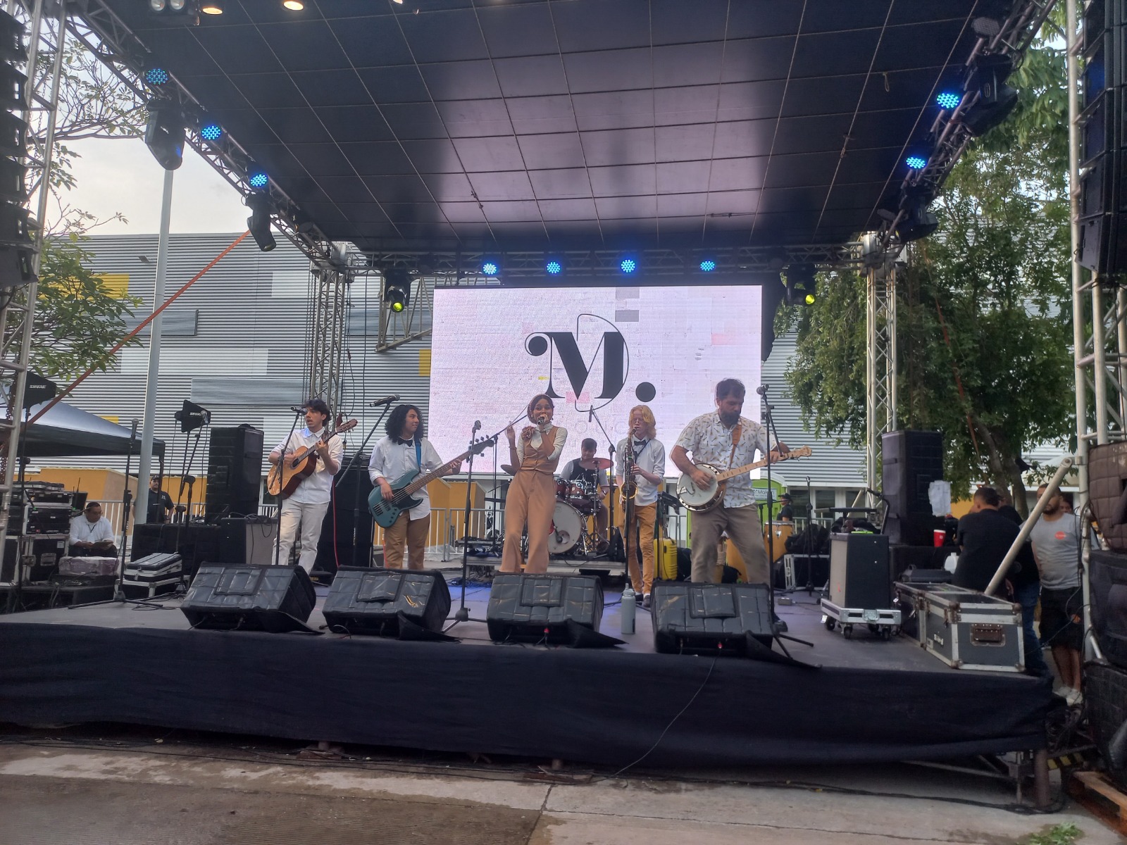 Orquesta juvenil en una tarima