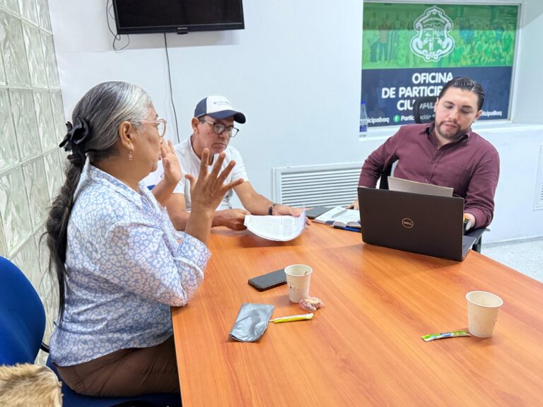 Presidenta de la Confederación Comunal del Distrito de Barranquilla socializa el documento de aporte a la construcción de la Política Pública de Participación Ciudadana, en un espacio institucional de diálogo y colaboración comunitaria.