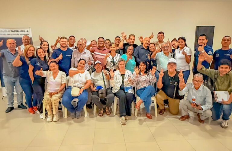 Foto grupal al finalizar el evento de control social a los servicios públicos.
