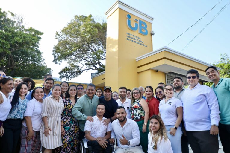 Alcalde Char junto a docentes, administrativos y estudiantes posan en la Institución Universitaria de Barranquilla.