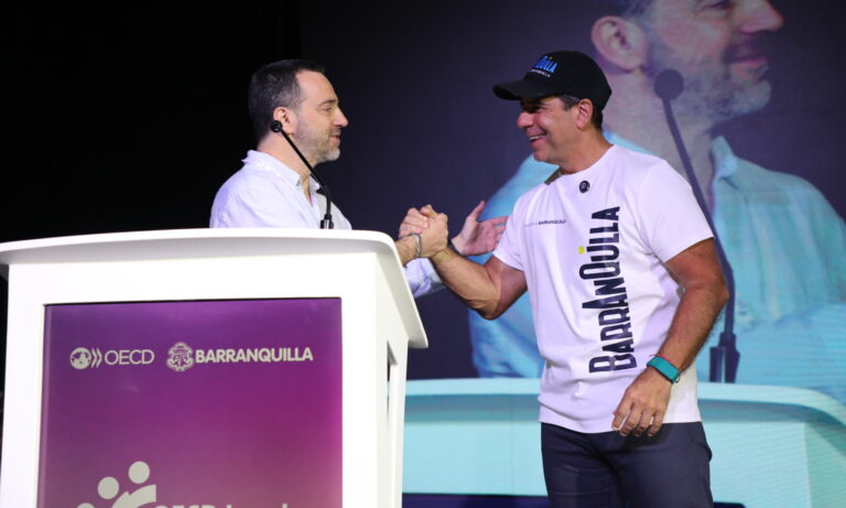 El alcalde Alejandro Char saluda a ponente durante el Foro OCDE en Barranquilla.