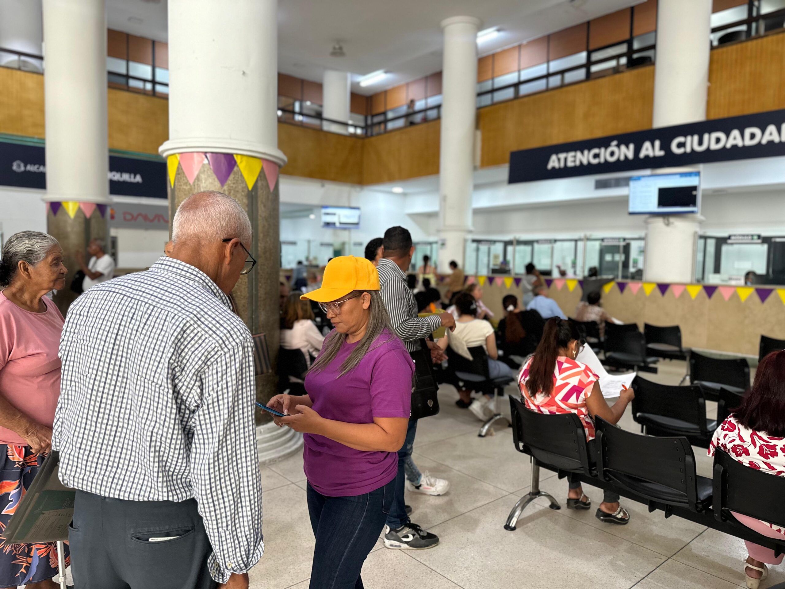 Personal de la Alcaldía atendiendo a los ciudadanos