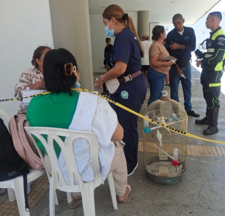 Atención a afectados por incendios en conjunto residencial Flores del Recreo.