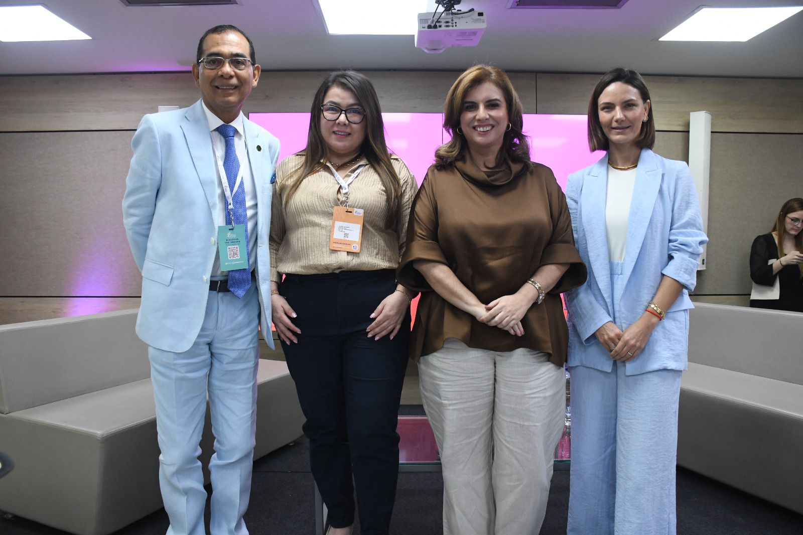 Paola Amar junto a personas posando formalmente en el Centro de Excelencia en Robótica e Inteligencia Artificial, AudacIA.