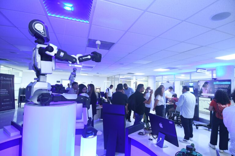 Personas visitando Feria de robótica. Robot en primer plano