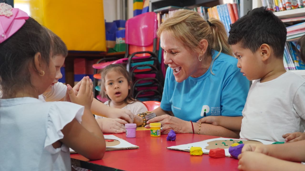 Patricia Vargas comparte con niños en actividad lúdica en espacio educativo.