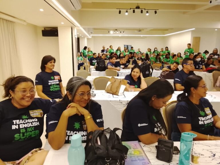 Grupo de docentes sentados en auditorio durante jornada de formación.