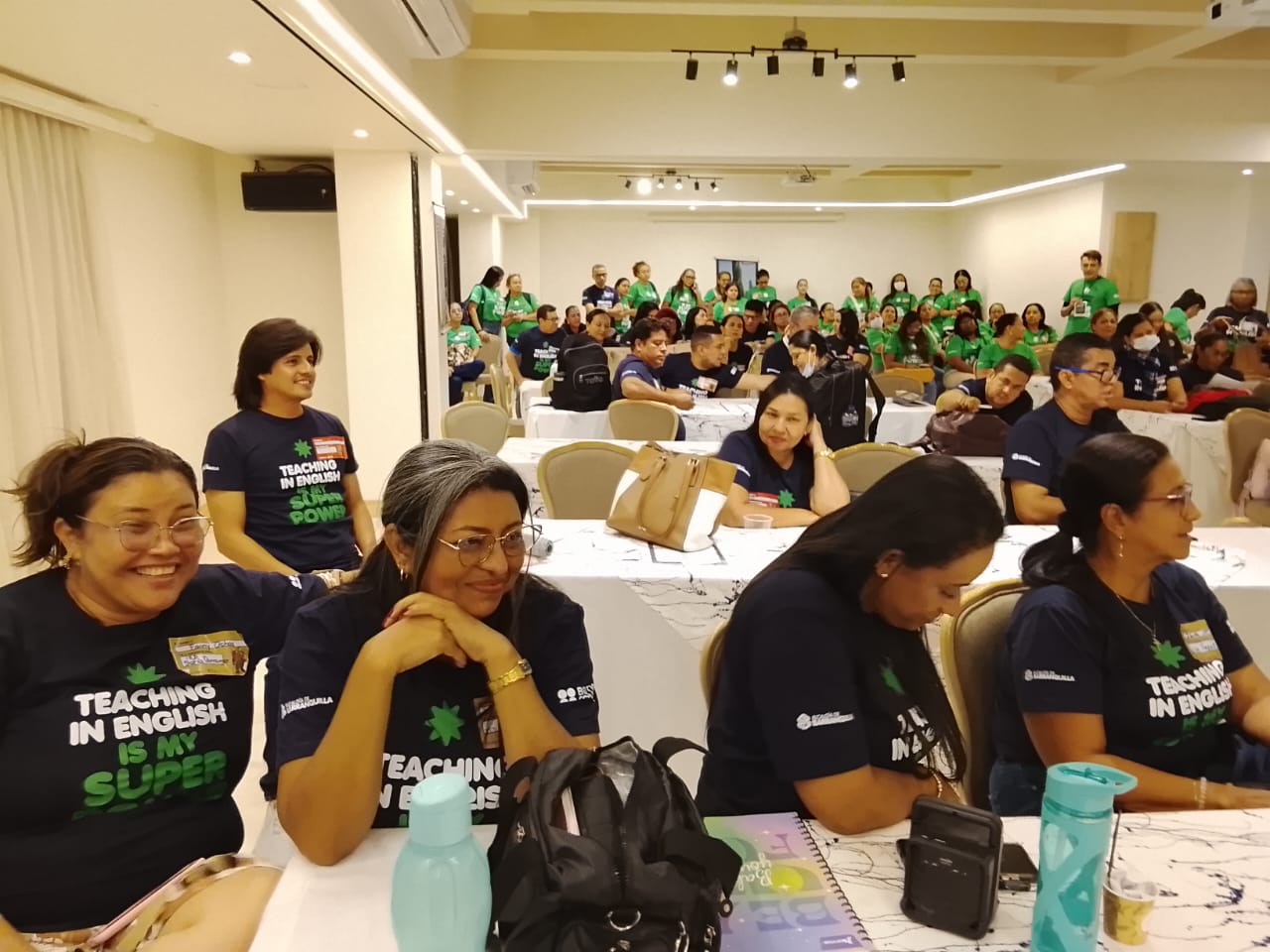 Grupo de docentes sentados en auditorio durante jornada de formación.