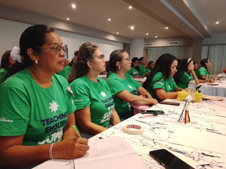 Grupo de docentes sentados en auditorio durante jornada de formación.