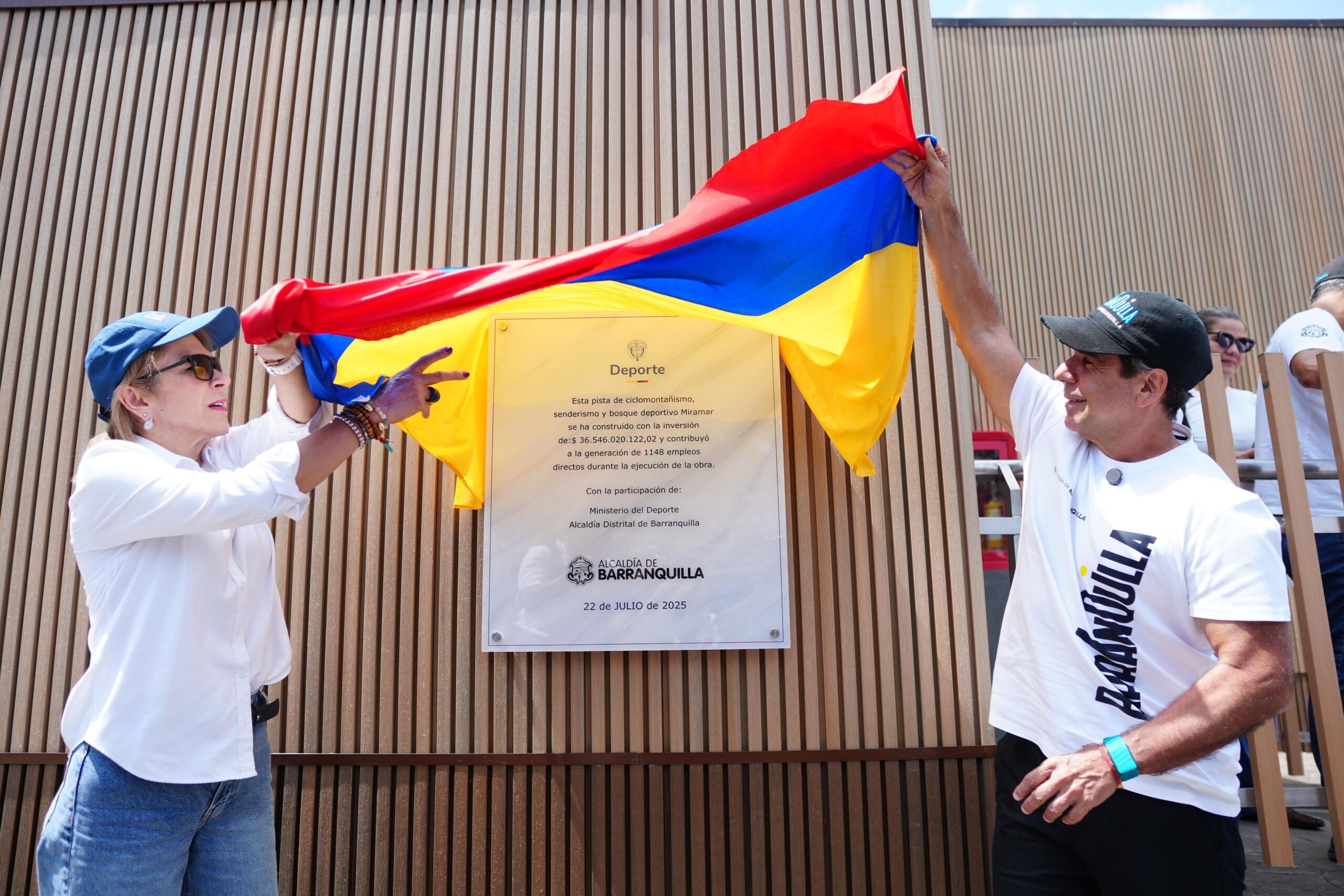 Alcalde Alejandro Char y ministra del Deporte, Patricia Duque develan placa de inauguración parque Bosque Miramar parque deportivo.
