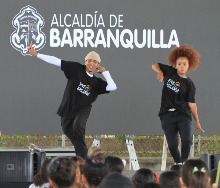 Afiche de dos bailarines en un auditorio