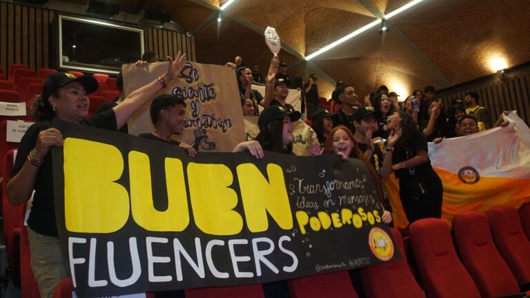 Estudiantes celebran gran final intercolegial Buenfluencers en el auditorio de la Fábrica de Cultura.