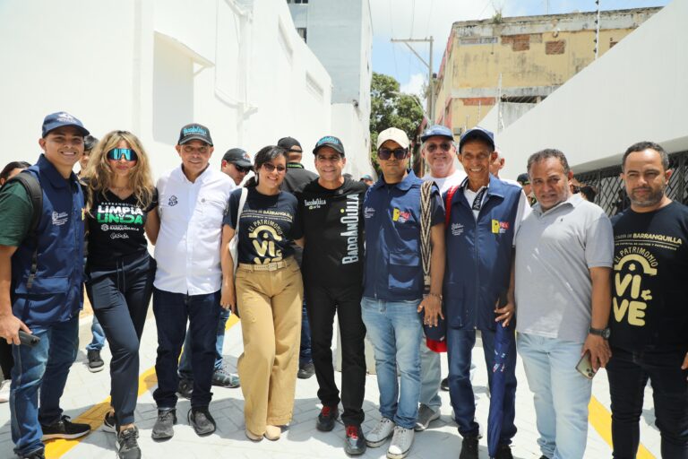 Alcalde Char y equipo celebran intervención artística del callejón de La Libertad junto a comunidad y gestores culturales.