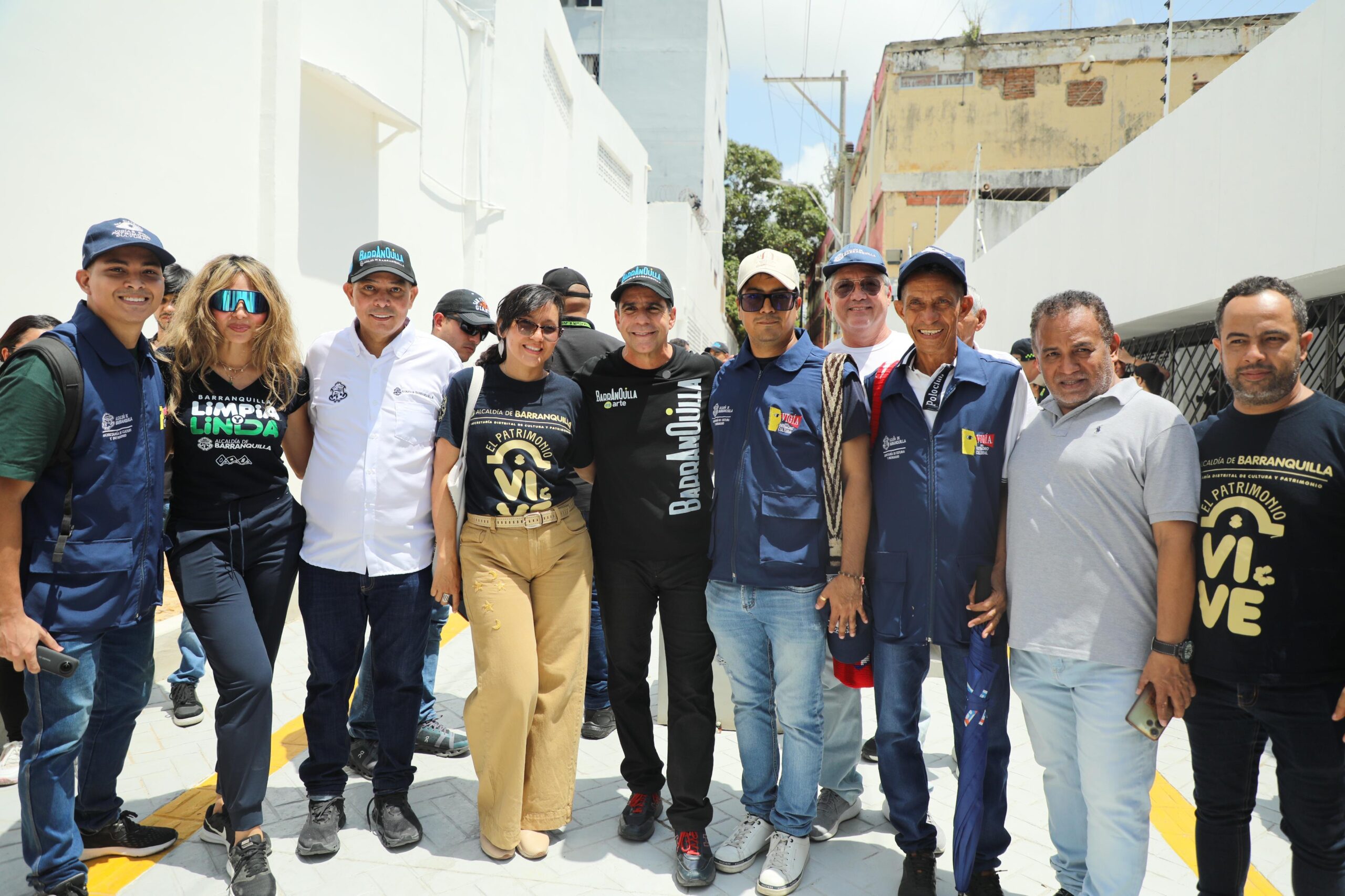 Alcalde Char y equipo celebran intervención artística del callejón de La Libertad junto a comunidad y gestores culturales.