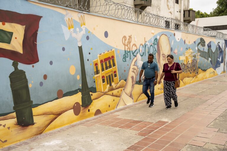 Callejón con mural recuperado por la Administración Distrital