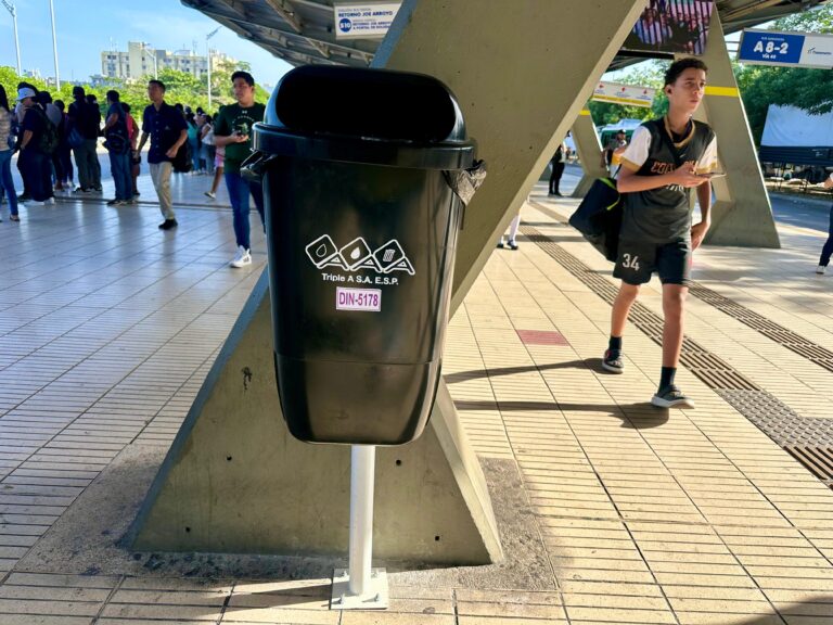Canecas para residuos plásticos en estación de Transmetro 