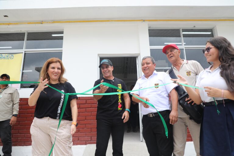 Alcalde Char y Secretaria de Educación junto a comunidad escolar en corte de cinta de comedor escolar del Codeba