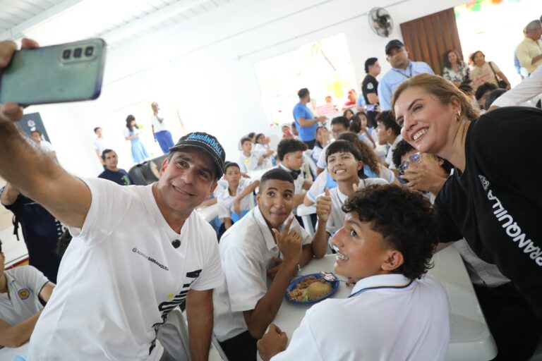 Alcalde se toma una selfie con los estudiantes en el nuevo comedor escolar de la IED Hilda Muñoz