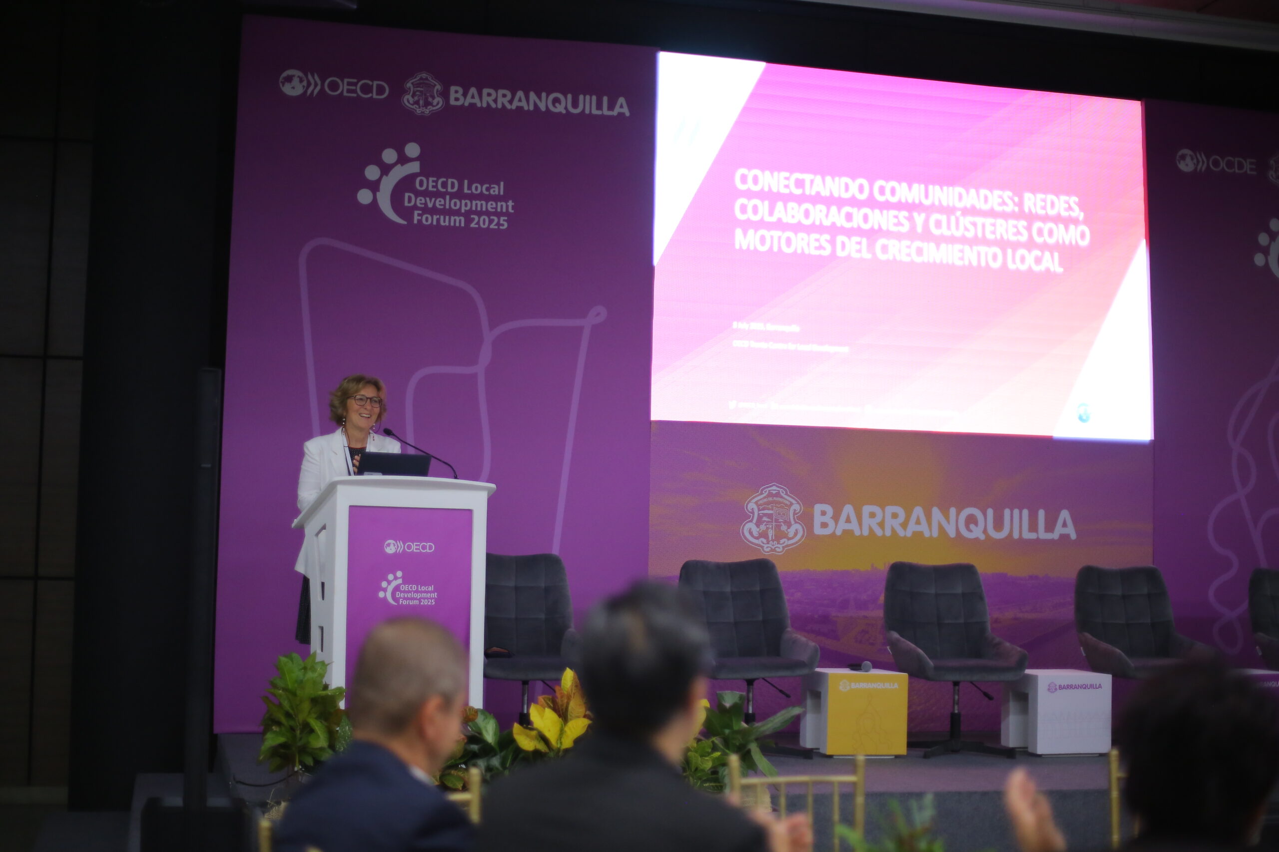 Ponente interviene en el Foro OCDE 2025 en Barranquilla sobre redes y crecimiento local sostenible.