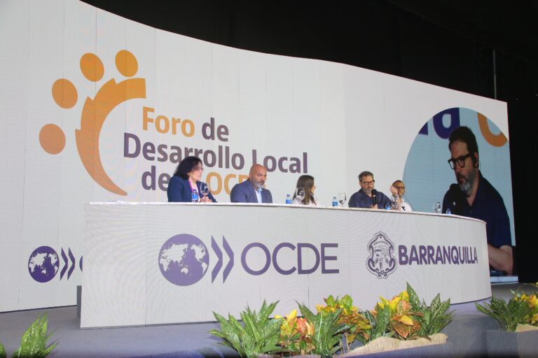 Panelistas intercambian ideas durante el Foro de Desarrollo Local en Barranquilla 2025.