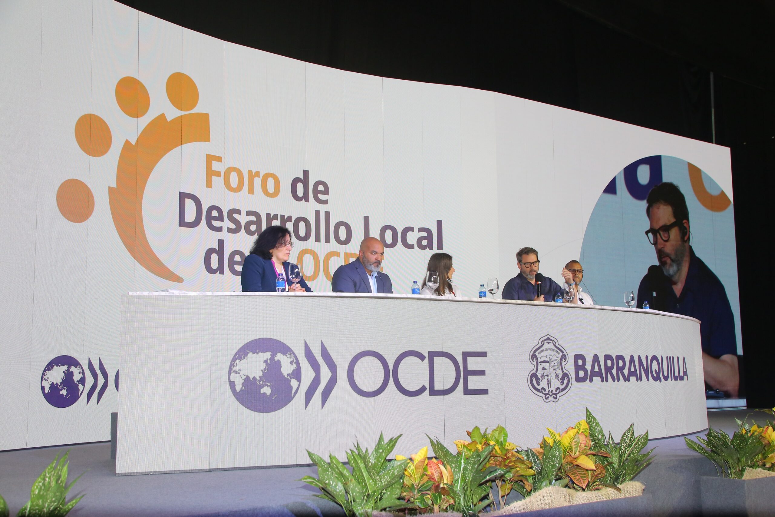 Panelistas intercambian ideas durante el Foro de Desarrollo Local en Barranquilla 2025.