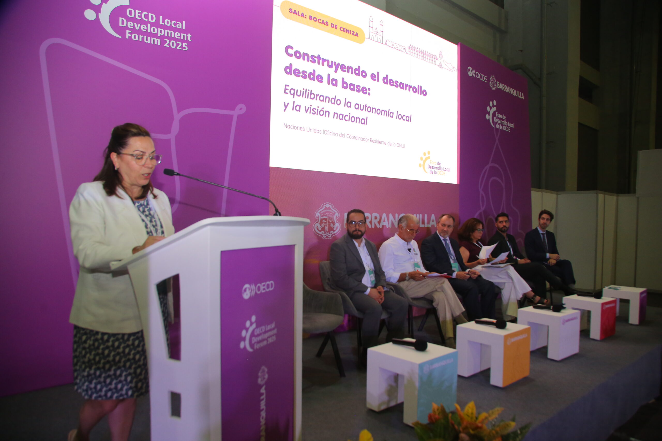 Ponente expone ante participantes durante Foro Local  de Desarrollo Local sobre “Construyendo el desarrollo desde la base”.