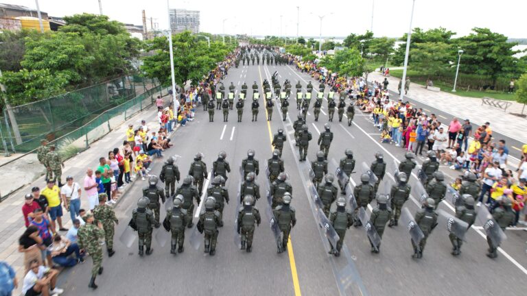Grupo de Fuerza Pública desfila, observado por ciudadanos desde ambos costados de la vía en Gran Malecón.