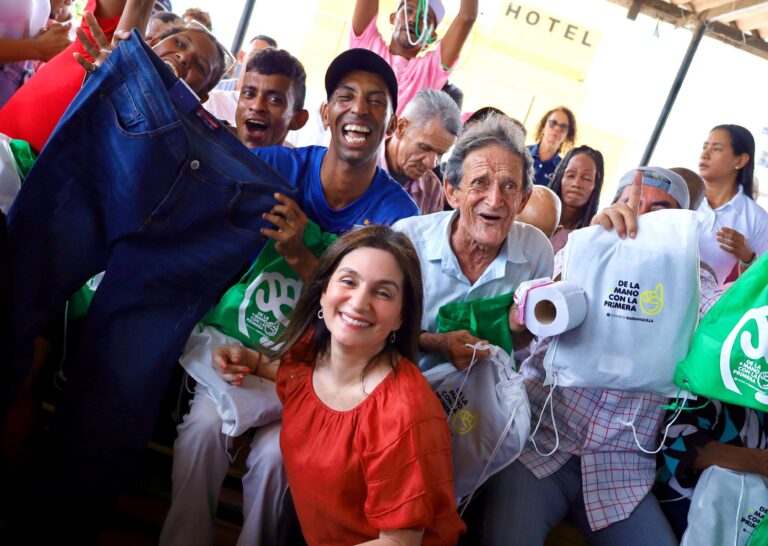 Katia Nule comparte con habitantes de calle durante entrega de kits