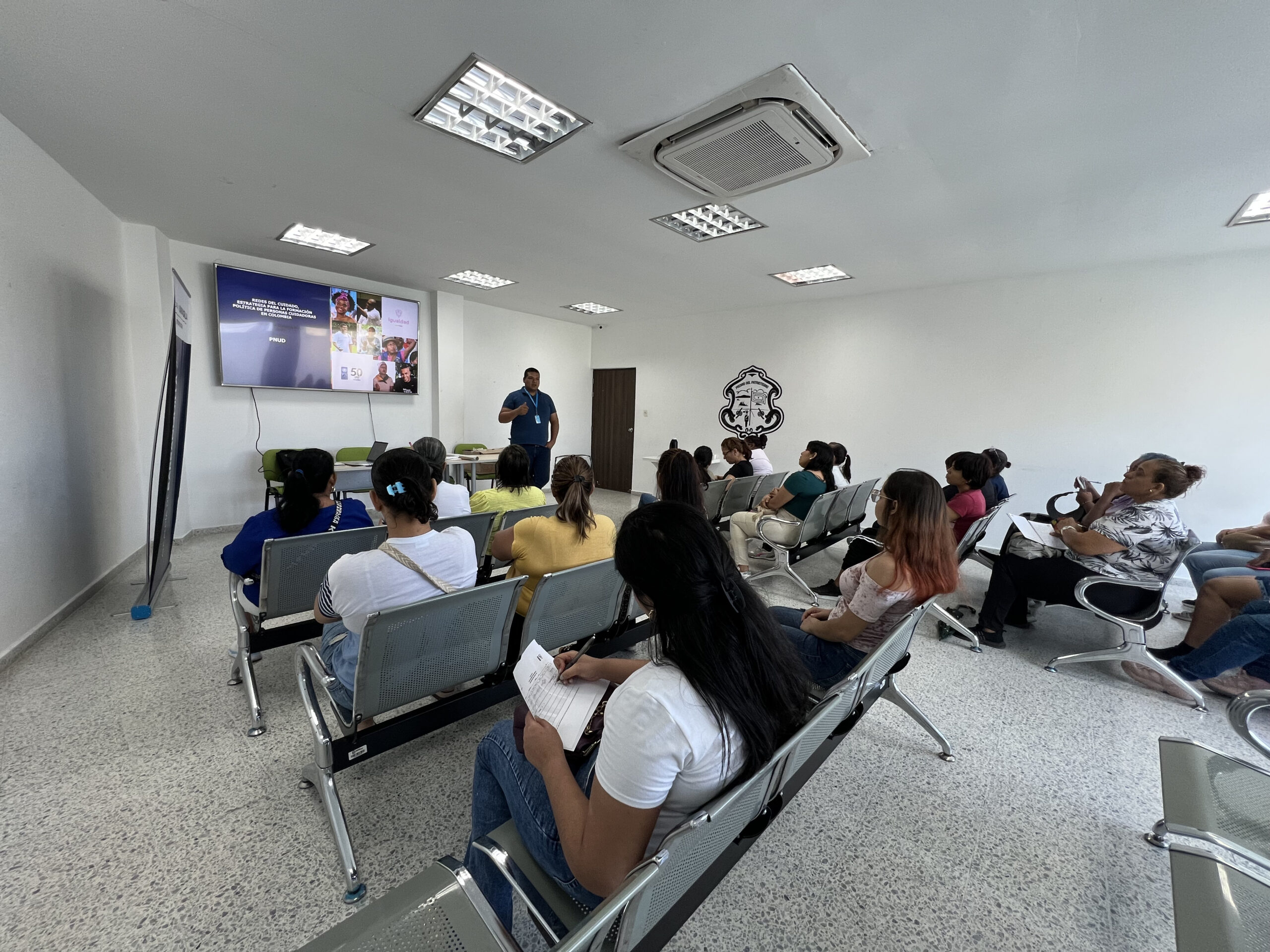 Funcionario de la Alcaldía de Barranquilla realiza socialización a personas jornada sobre Economía del Cuidado.