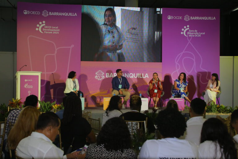 Panelistas intercambian ideas ante numerosa audiencia en el Foro de Desarrollo Local de la OCDE en Barranquilla.