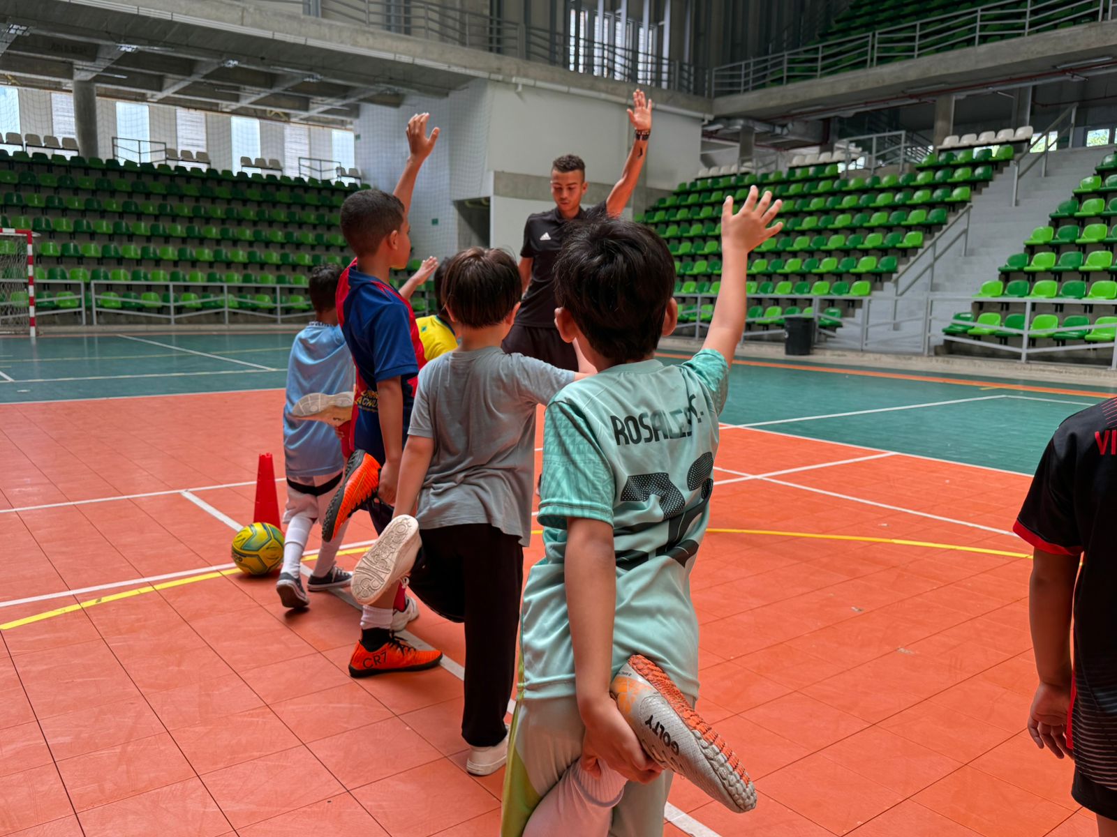Niños realizan entrenamiento en una cancha con referencia a la Escuelas Formación Deportiva en coliseo cubierto de Barranquilla.