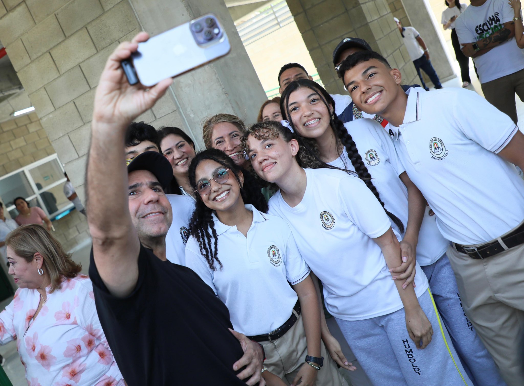 Alcalde Char se toma selfie con estudiantes del colegio Humboldt durante visita institucional.