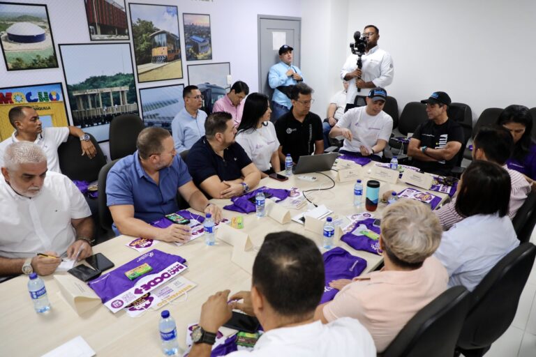 Alcalde Alejandro Char, junto a grupo de personas, lidera una mesa de trabajo donde anuncia la derogación del Decreto 0205 de 2009.