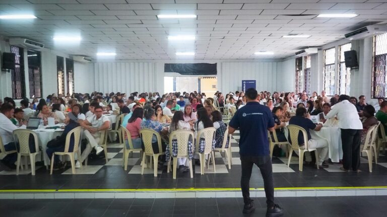 Auditorio con mesas de trabajo en el Foro Plan Decenal Educación