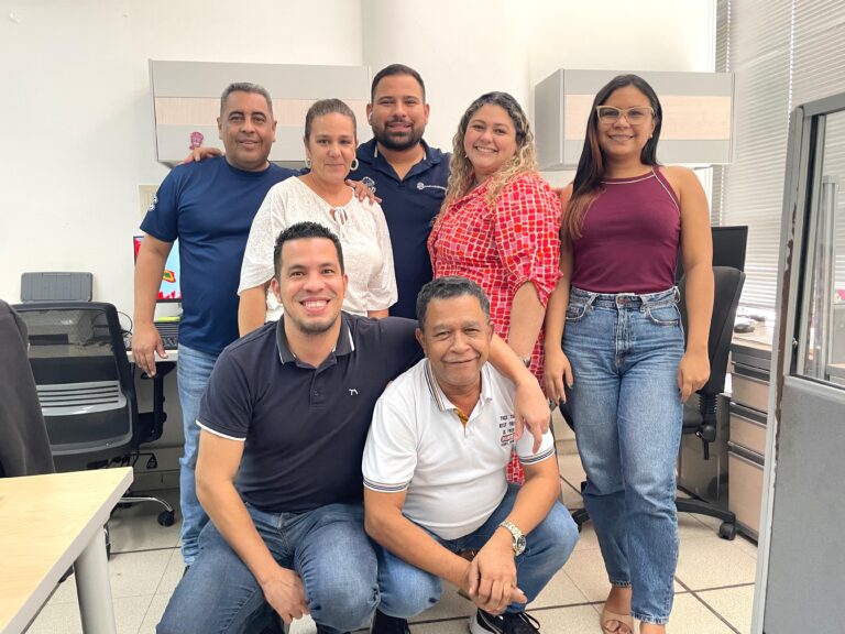 Grupo de funcionarios de la Alcaldía de Barranquilla posando alegres para la foto.