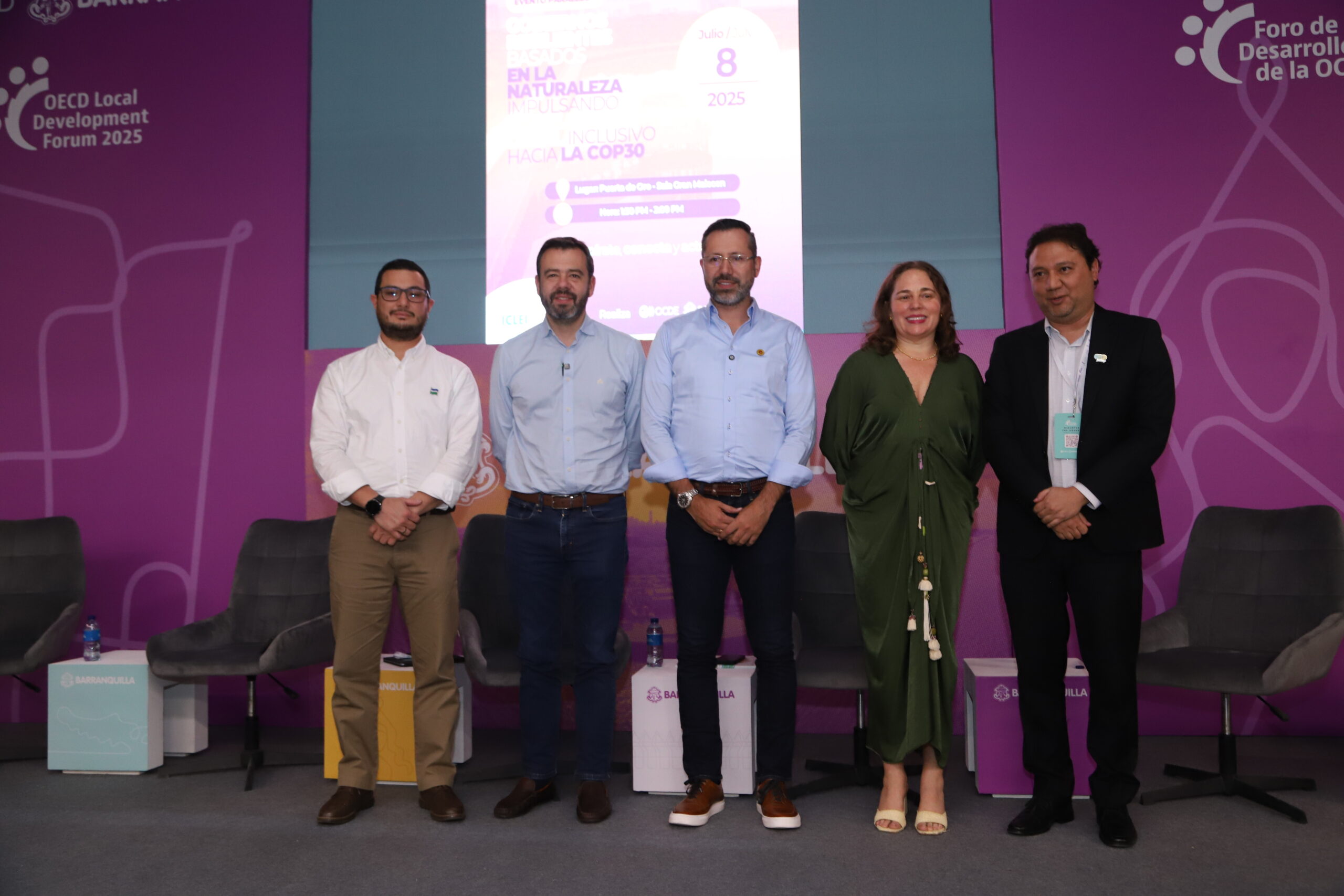 Ana María Badel junto a panelistas durante el Foro de la OCDE en Barranquilla.