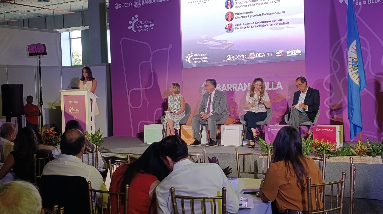 Expertos en desarrollo local y competitividad participan en panel del Foro OCDE 2025 en Barranquilla.