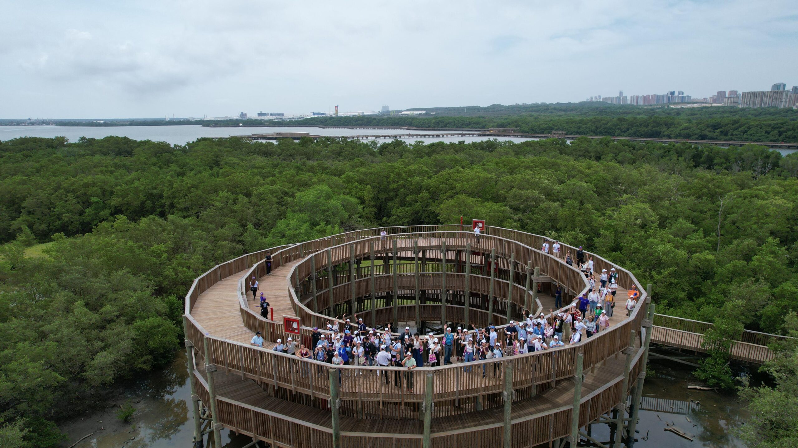 Vista panorámica de asistentes al Foro de Desarrollo Local 2025 en el ecoparque Ciénaga de Mallorquín.