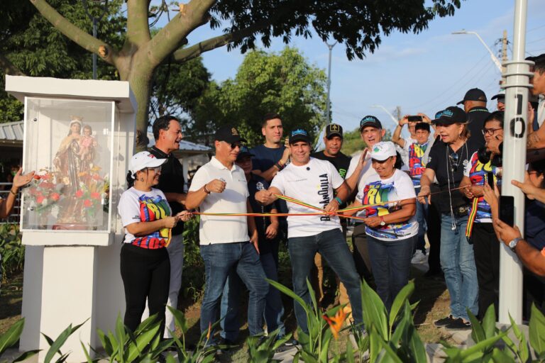 Alcalde Alejandro Char inaugura simbólicamente el parque La Virgencita cortando lazo tricolor.