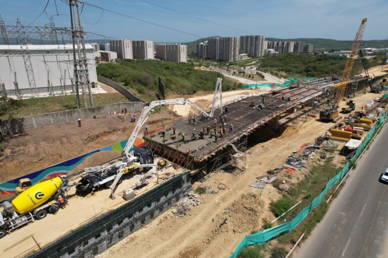 Vista aérea de los trabajos de fundida en la construcción del intercambiador vial sobre la avenida Circunvalar.