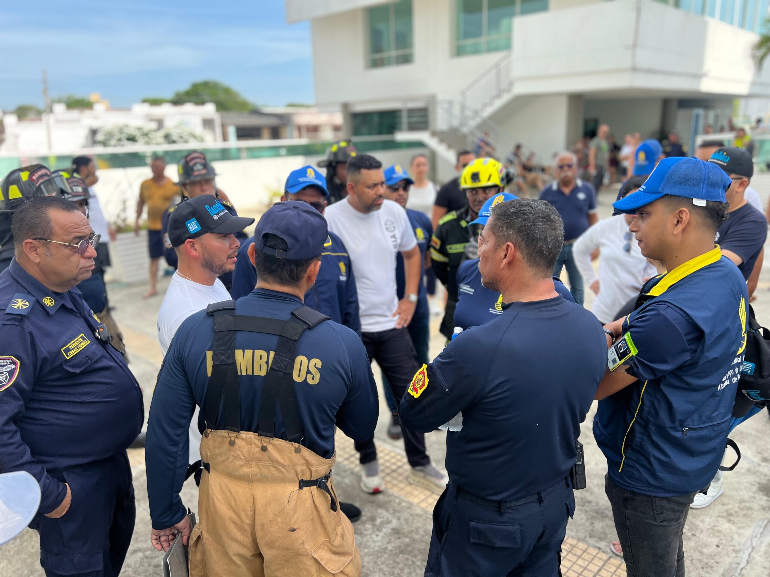 Nelson Patrón junto a bomberos y funcionarios de Gestión del Riesgo durante jornada operativa en el Conjunto Flores del Recreo.