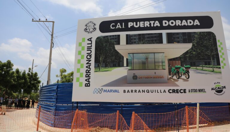 Valla de obra del CAI Puerta Dorada en Barranquilla con cerramiento.