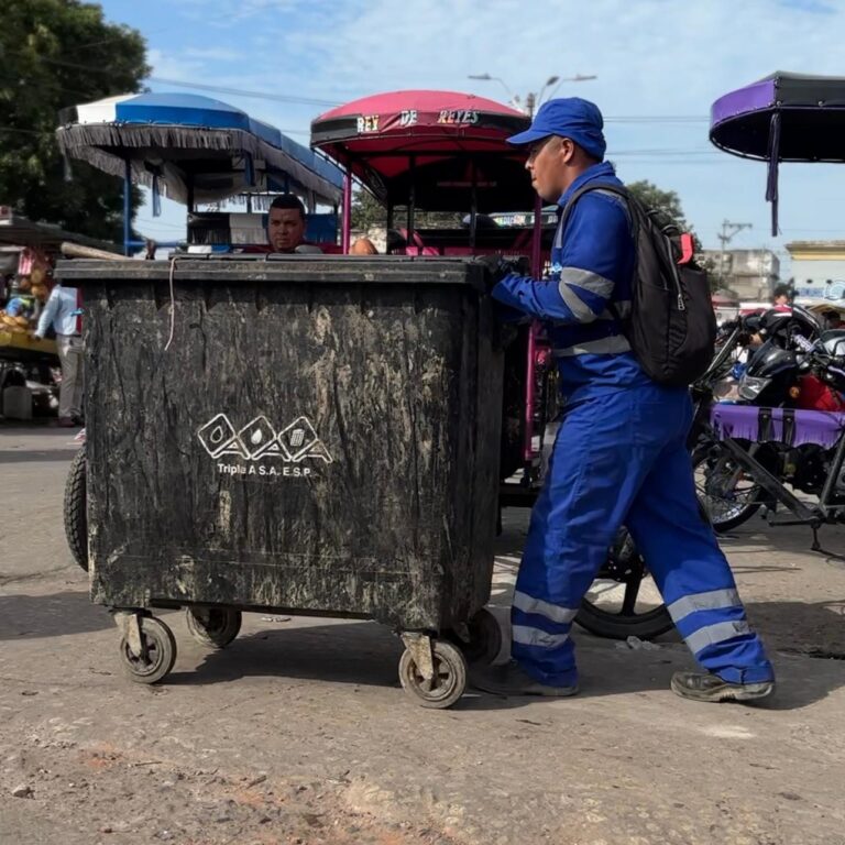 Operario de aseo de Triple A realiza labores de recolección de residuos en el mercado de Granos.