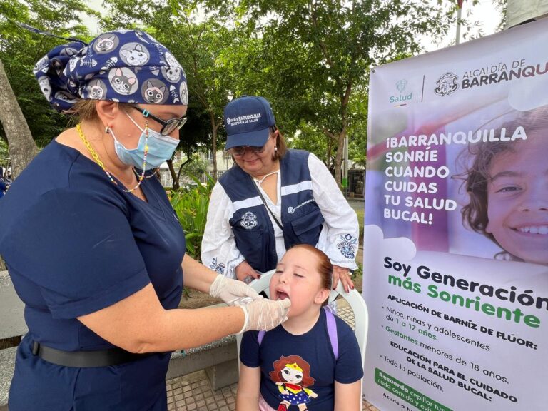 Funcionarias aplican dosis de vacunación oral a niña