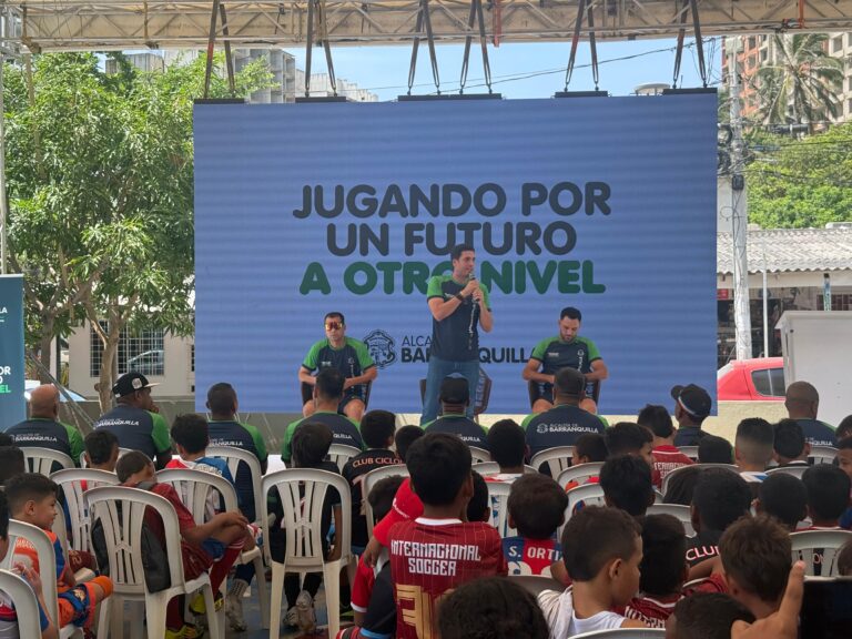 Daniel Trujillo, secretario de Recreación y Deportes de Barranquilla, presenta el programa “Jugando por un futuro a otro nivel” ante el público.