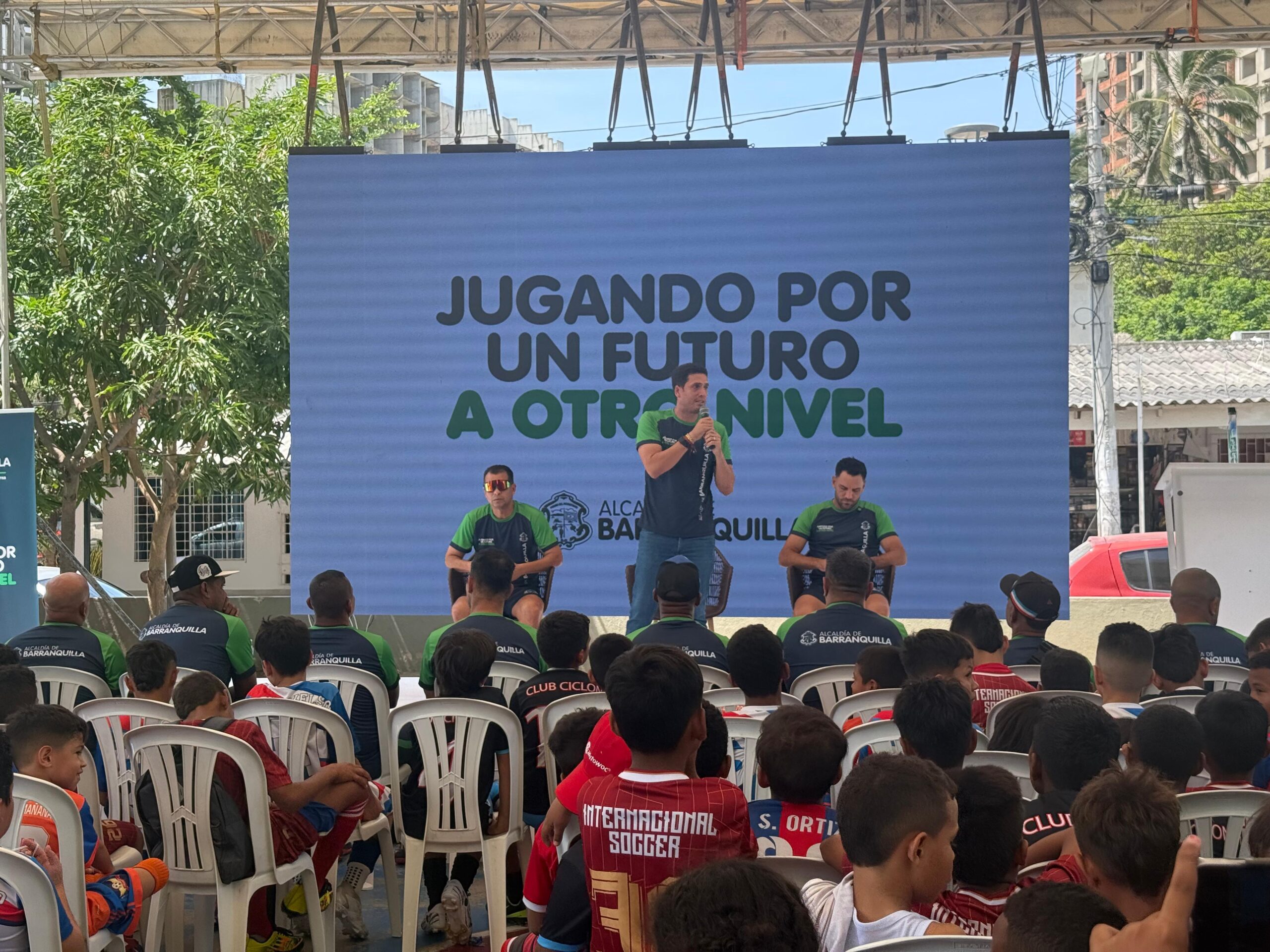 Daniel Trujillo, secretario de Recreación y Deportes de Barranquilla, presenta el programa “Jugando por un futuro a otro nivel” ante el público.
