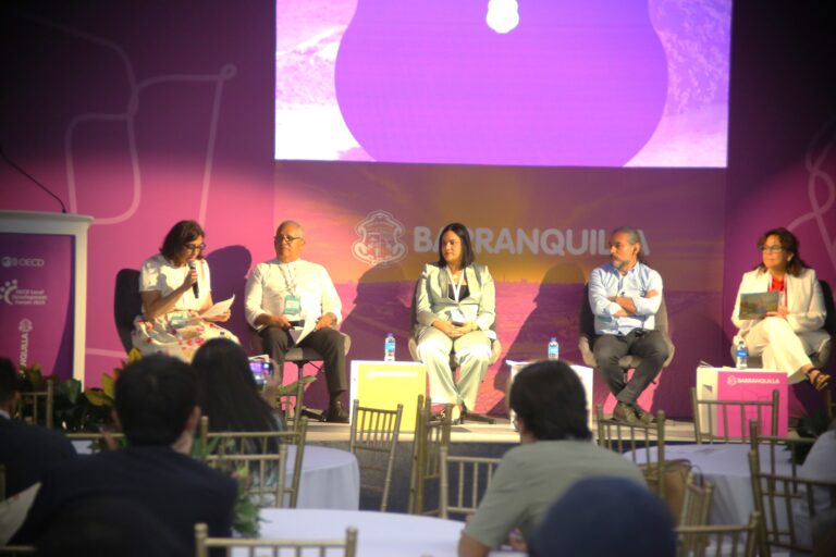 Panelistas intercambian ideas durante el Foro de Desarrollo Local en Barranquilla 2025.