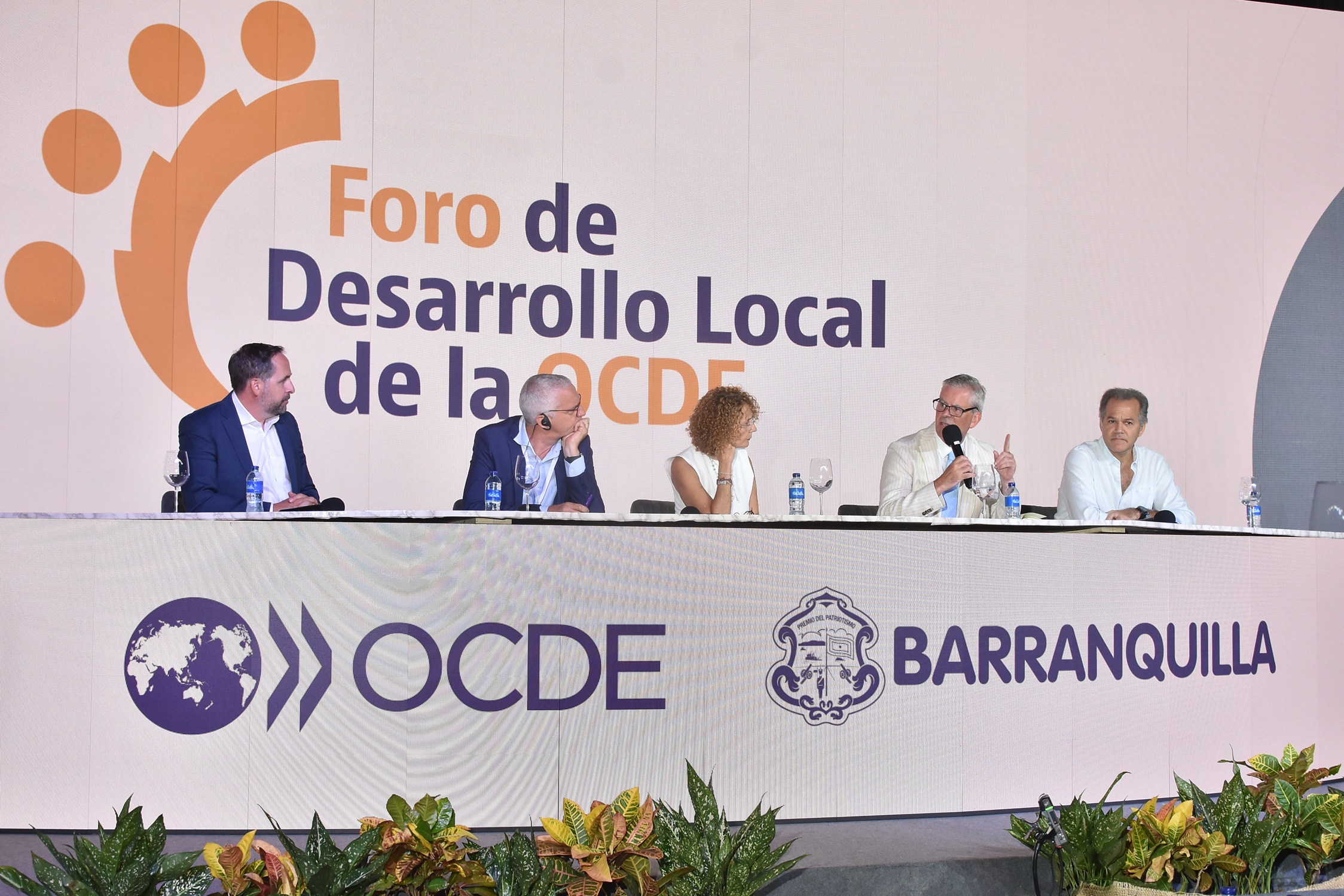 Panelistas intercambian ideas durante el Foro de Desarrollo Local en Barranquilla 2025.